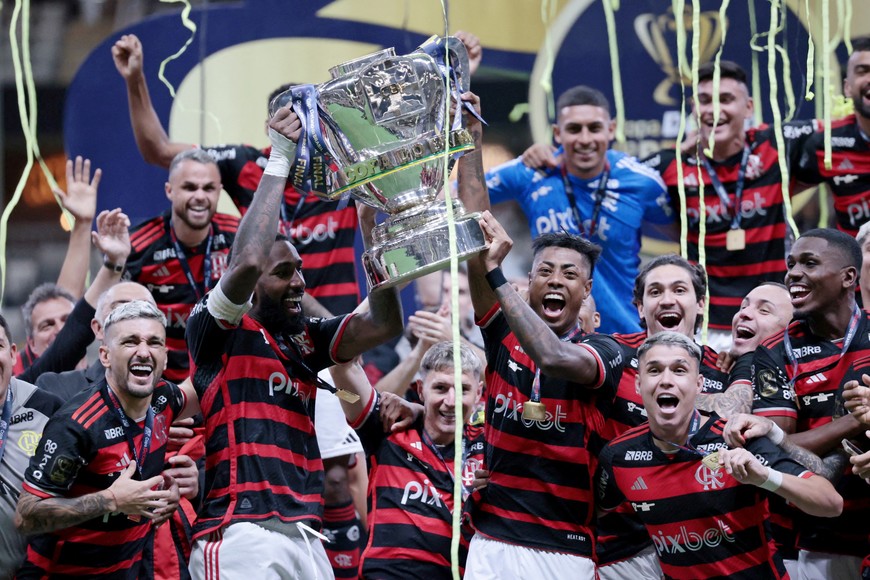 Soccer Football - Copa do Brasil - Final - Second Leg - Atletico Mineiro v Flamengo - Arena MRV, Belo Horizonte, Brazil  - November 10, 2024
Flamengo's Gerson, Bruno Henrique and teammates celebrate winning the Copa do Brasil with the trophy REUTERS/Cris Mattos     TPX IMAGES OF THE DAY