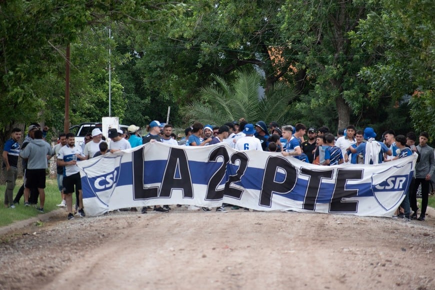 La 22, una de las barras de la institución, en el ingreso a la cancha, en el partido de ida. Crédito: Facebook de Sportivo Rivadavia. Crédito: Facebook de Sportivo Rivadavia