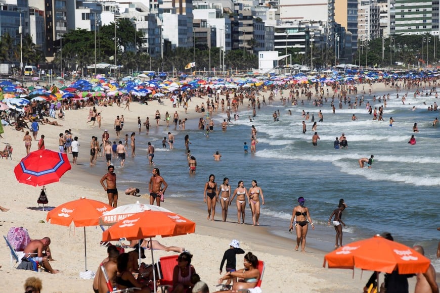 Beachgoers enjoy sunny weather in Leblon Beach, amid the coronavirus disease (COVID-19) outbreak, in Rio de Janeiro, Brazil, January 25, 2022. REUTERS/Lucas Landau