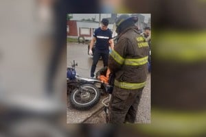 El momento en que los bomberos asisten al motociclista.