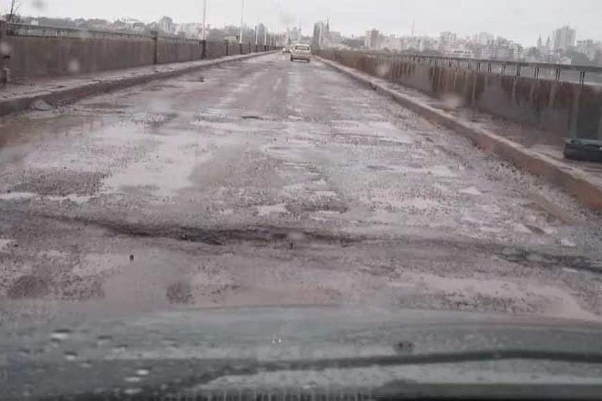 Es evidente la rotura de la calzada en el puente.