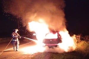 En cuestión de minutos el rodado quedó envuelto en llamas. Crédito: El Litoral.