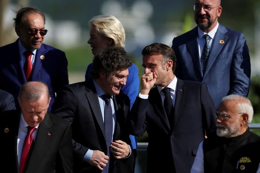 Argentina's President Javier Milei speaks with French President Emmanuel Macron as they prepare for a group photo during the G20 summit in Rio de Janeiro, Brazil, November 18, 2024. REUTERS/Pilar Olivares