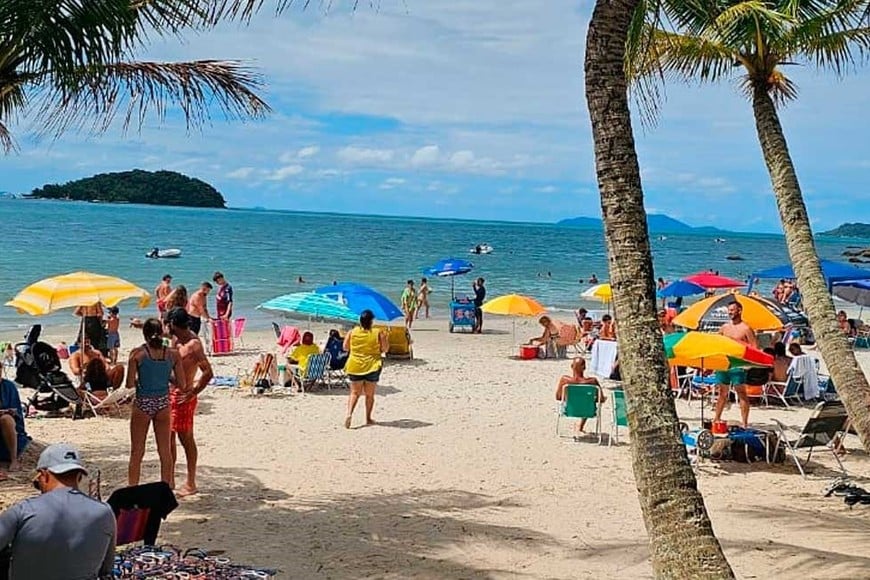 "CanasJure", una de las playas que se puso de moda en los últimos años en el norte de la isla de Florianópolis.