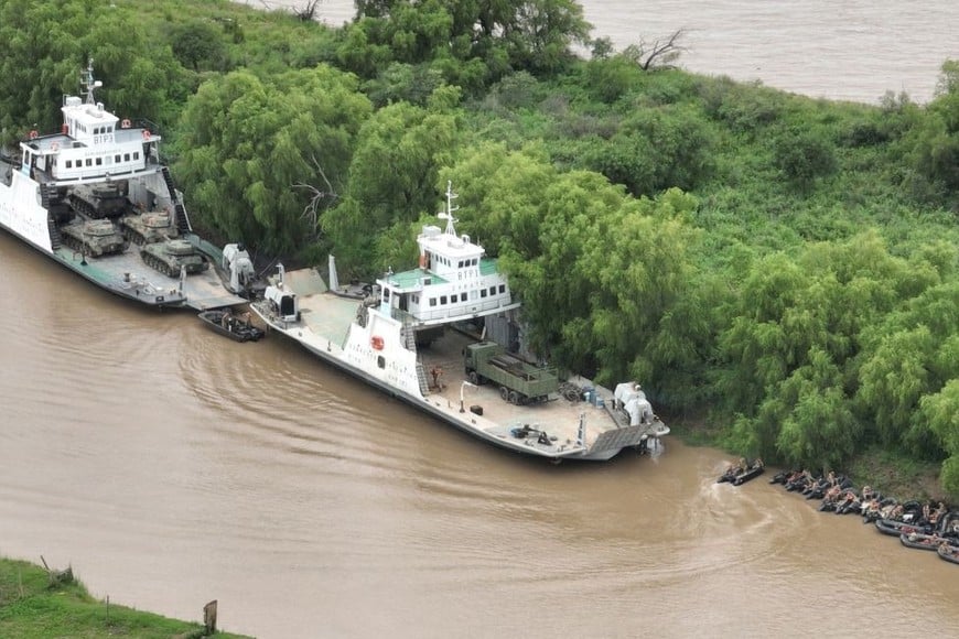 Mientras tanto prosigue la búsqueda del sargento desaparecido. Foto: Fernando Nicola.