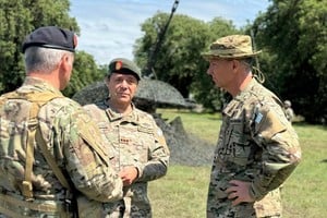 Al llegar al lugar, el Jefe del Ejército se reunió con las máximas autoridades del ejercicio que se estaba llevando adelante y monitorea la búsqueda del suboficial.