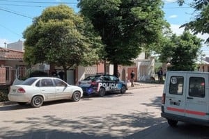 Policía trabajando en el lugar de los hechos tras el violento ataque.