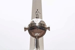 ¡La Copa en el Obelisco! El renovado trofeo de la CONMEBOL #Libertadores que se pondrá en juego este sábado en Buenos Aires. Foto: CONMEBOL