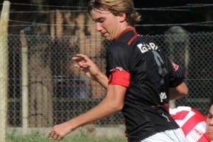 Matías Ropkof vistiendo la camiseta de Colón.