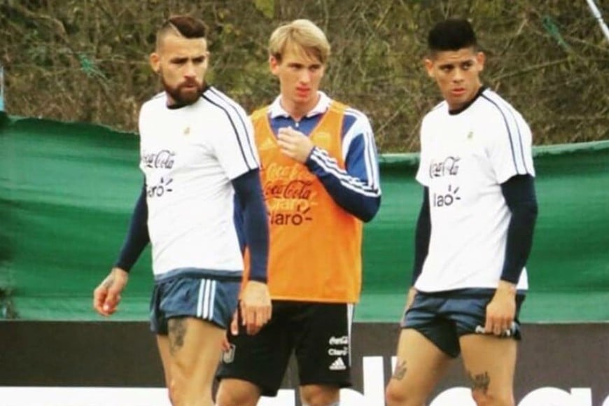 Con Otamendi y Rojo cuando fue sparring de la selección en la Copa América 2015.