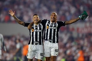 Copa Libertadores - Semi Final - Second Leg - River Plate v Atletico Mineiro - Estadio Mas Monumental, Buenos Aires, Argentina - October 29, 2024
Atletico Mineiro's Deyverson celebrates with Guilherme Arana after the match REUTERS/Agustin Marcarian