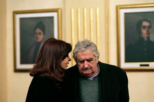 Argentine President Cristina Fernandez de Kirchner (L) and her Uruguayan counterpart Jose Mujica talk in Asuncion August 15, 2013. Fernandez de Kirchner and Mujica are in Paraguay attending the swearing-in ceremony of Paraguay's new Presidente Horacio Cartes.        REUTERS/Lucas Nunez (PARAGUAY  - Tags: POLITICS) asuncion paraguay cristina fernandez jose pepe mujica actividad presidencial presidenta ceremonia investidura nuevo presidente paraguay presidenta argentina presidente uruguay