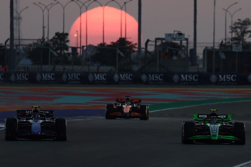 Formula One F1 - Qatar Grand Prix - Lusail International Circuit, Lusail, Qatar - November 29, 2024
Sauber's Guanyu Zhou, Williams' Franco Colapinto and McLaren's Oscar Piastri during practice REUTERS/Jakub Porzycki