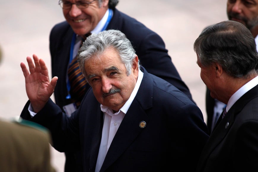 Uruguay's President Jose Mujica arrives for the inauguration ceremony for Chile's president-elect Sebastian Pinera at the Chilean Congress building in Valparaiso city March 11, 2010 . Conservative billionaire Pinera takes office as Chile's new president on Thursday, tasked with rebuilding the country after one of the worst earthquakes ever recorded killed hundreds of people less than two weeks ago. REUTERS/Edgard Garrido (CHILE - Tags: POLITICS) valparaiso chile jose pepe mujica asuncion nuevo presidente de chile llegada acto asuncion presidente de uruguay ceremonia de investidura presidente sebastian piñera