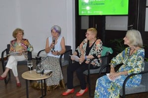 Presentación de las autoras galardonadas en el marco de la Feria del Libro de este año. Desde la izquierda: María del Carmen Villaverde de Nessier, Trudy Pocoví (presentadora), Nora Didier y Norma Battú. Gentileza