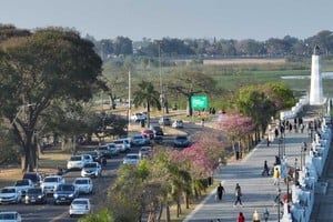 Típica postal de la costanera. Autos por doquier y visitantes a la vera de la laguna Setúbal. Foto: Fernando Nicola