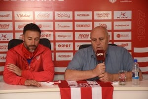 Buscando repetir la foto. Luis Jorge Spahn y Cristian Alberto González, cuando hace un año y medio llegaba el "Kily" para hacerse cargo del plantel de Unión. Después de Eduardo Domínguez (Estudiantes de La Plata), es el entrenador que más duró en un club por estos tiempos. Crédito: Mauricio Garín