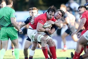 El "Lungo" Molina en acción defendiendo la camiseta de Dogos XV. Actualmente es una pieza importante del equipo de Los Pumas. Gentileza: Súper Rugby Américas.