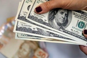 El dólar también juega fuerte en el vecino país.