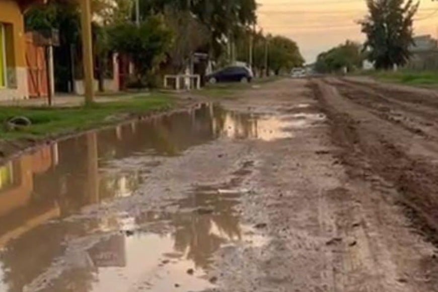 Los vecinos del barrio, manifestaron la importancia de la obra de cloacas, pero criticaron la falta de coordinación de los trabajos y de no prever la posibilidad de lluvia, que con el ripio hubiera solucionado en gran parte el problema de la comunicación vial.