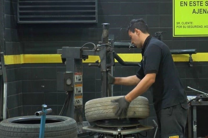 Los vendedores están siempre disponibles para asesorar a los clientes.