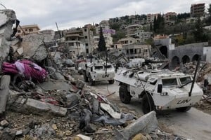 Una patrulla surcoreana de la ONU pasa junto a edificios destruidos en la aldea de Chehabiyeh, en el sur de Líbano (28.11.2024)