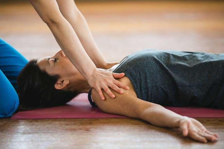 Con solo unos minutos de savasana, el cuerpo puede rejuvenecer y la mente encontrar paz .