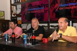 Agencia Santa Fe Deportes. Los periodistas deportivos Fabián Acosta, Fabián Tavella y Darío Pignata brindaron detalles de lo que será este miércoles 4 de diciembre la edición 32 de la Fiesta Provincial del Deporte. Foto: Manuel Fabatía