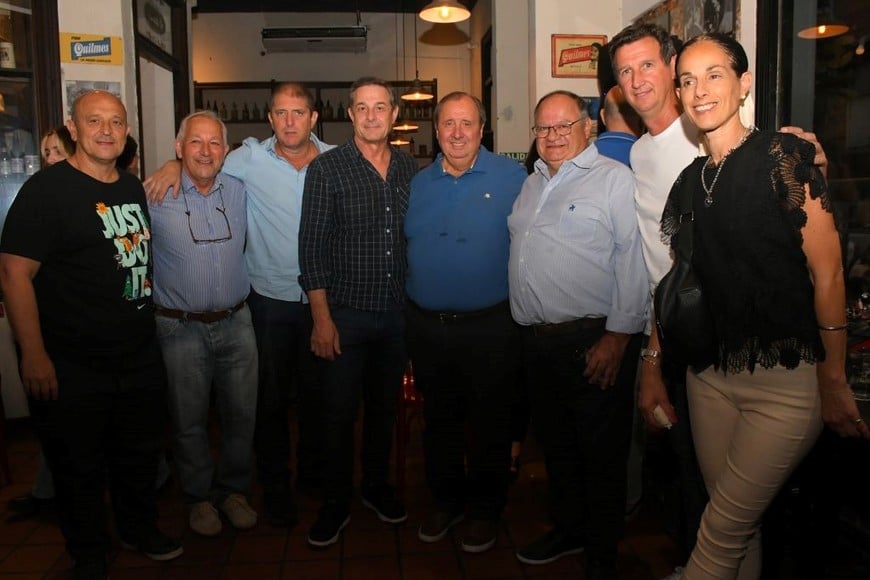 Presencias importantes. Carlos Fertonani, Jorge Bruzzone, Carlos Lanzaro, Fabián Bochatay, Roberto Monti, Guido Ramsés, Leandro Virolo y Silvina Rodríguez Mesón en el lanzamiento de la Fiesta Provincial del Deporte. Foto: Manuel Fabatía