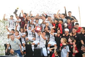 Gran festejo del sabalero. Jugadores, cuerpo técnico y la gente que ingresó ordenadamente al campo de juego pudo dar la vuelta olímpica, algo que Colón mereció por el gran segundo torneo del año que realizó. Manuel Fabatía