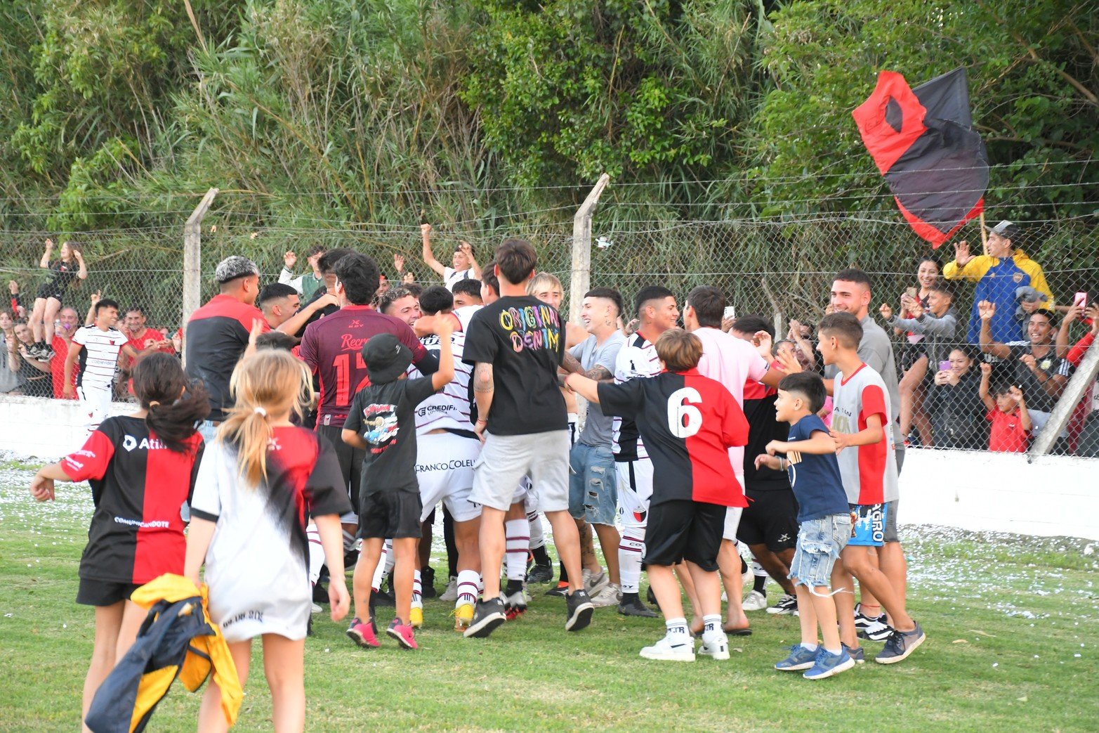 Festejos de Colón junto a su hinchada