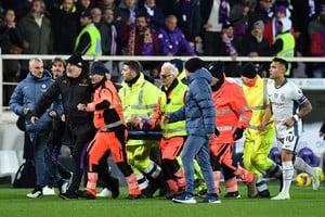 Soccer Football - Serie A - Fiorentina v Inter Milan - Stadio Artemio Franchi, Florence, Italy - December 1, 2024
Fiorentina's Edoardo Bove is stretchered off after sustaining an injury REUTERS/Jennifer Lorenzini