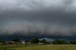 La cercanía de las tormentas severas al litoral argentino subraya la importancia de monitorear los reportes meteorológicos, especialmente para quienes transitan o trabajan en la región.