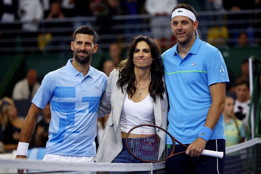 Tennis - Exhibition - Juan Martin del Potro v Novak Djokovic - Estadio Mary Teran de Weiss, Buenos Aires, Argentina - December 1, 2024
Former tennis player Gabriela Sabatini poses with Serbia's Novak Djokovic and Argentina's Juan Martin del Potro during an exhibition match REUTERS/Agustin Marcarian