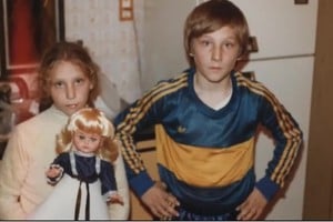 Javier Milei y su hermana Karina en su infancia. A la edad en la que el recuerdo del barrio equipara a todos. Gentileza