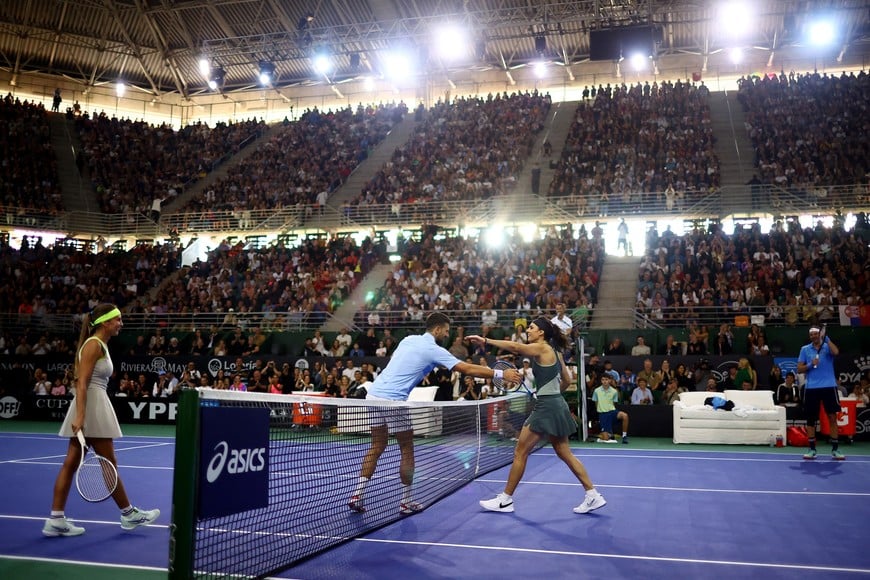 Tennis - Exhibition - Juan Martin del Potro v Novak Djokovic - Estadio Mary Teran de Weiss, Buenos Aires, Argentina - December 1, 2024
Serbia's Novak Djokovic with Gisela Dulko and Gabriela Sabatini during an exhibition match REUTERS/Agustin Marcarian