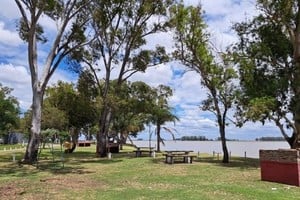 Los visitantes pueden podrán disfrutar de la naturaleza que ofrece la laguna, deportes acuáticos, avistaje de aves, pileta, mesas y parrilleros. Fotos: Municipalidad de Villa Cañás.