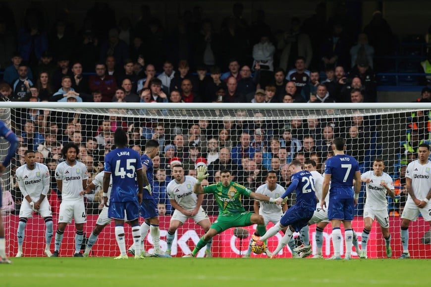 Soccer Football - Premier League - Chelsea v Aston Villa - Stamford Bridge, London, Britain - December 1, 2024 
Chelsea's Cole Palmer has his shot saved by Aston Villa's Emiliano Martinez Action Images via Reuters/Paul Childs EDITORIAL USE ONLY. NO USE WITH UNAUTHORIZED AUDIO, VIDEO, DATA, FIXTURE LISTS, CLUB/LEAGUE LOGOS OR 'LIVE' SERVICES. ONLINE IN-MATCH USE LIMITED TO 120 IMAGES, NO VIDEO EMULATION. NO USE IN BETTING, GAMES OR SINGLE CLUB/LEAGUE/PLAYER PUBLICATIONS. PLEASE CONTACT YOUR ACCOUNT REPRESENTATIVE FOR FURTHER DETAILS..