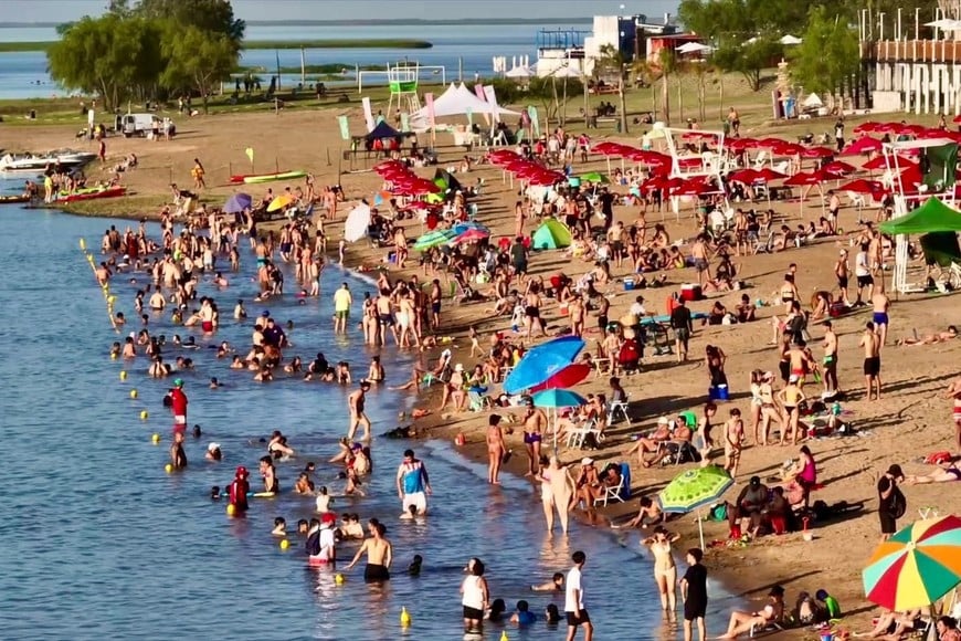 Una postal que muestra cómo los santafesinos se apropian en esta temporada estival de la Costanera Este.