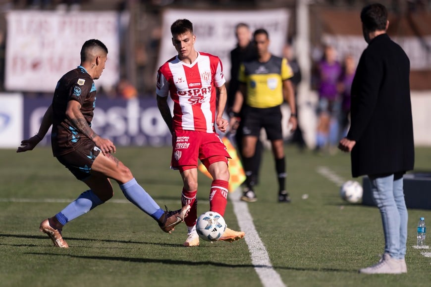 Una escena de la última vez que Unión jugó en cancha de Platense, en septiembre del año pasado. El Kily se enojó mucho con sus jugadores aquella tarde y mantuvo con ellos una larga charla. En la foto, Zenón en acción ante la atenta mirada del DT. Zenón iba a ser clave con el gol de tiro libre ante Tigre para que Unión permanezca en Primera. Crédito: Matías Nápoli