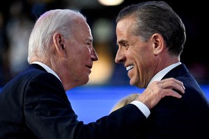 FILE PHOTO: U.S. President Joe Biden greets his son Hunter Biden at the Democratic National Convention (DNC) in Chicago, Illinois, U.S. August 19, 2024. REUTERS/Craig Hudson/File Photo