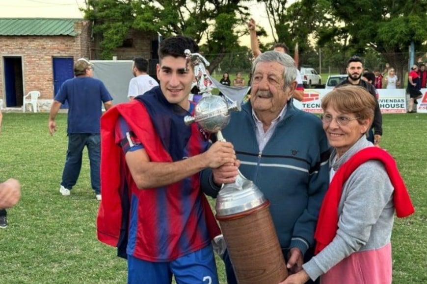 El capitan Franco Mathey con la Copa de Campeón. Foto: Sur24.