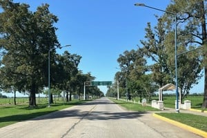 La traza que desde hace años presenta baches y ondulaciones afecta a vecinos, empresas y servicios de transporte que a diario circulan por la ruta que conecta a la ciudad con la Autovía 19. Foto: El Litoral