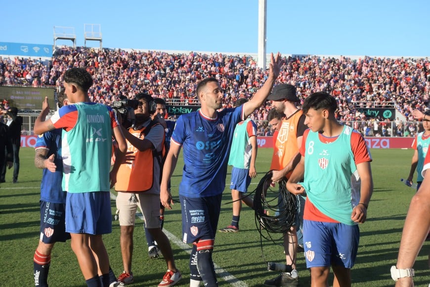 Claudio Corvalán saluda a la platea la tarde de la victoria ante los tucumanos. Ese día fue reemplazado sobre el final, sufrió una lesión y quedó marginado del encuentro siguiente ante Boca en la Bombonera. Al igual que Pardo, son los dos jugadores con cuatro amarillas. Crédito: Luis Cetraro