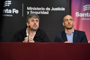 El ministro de Justicia y Seguridad de la provincia Pablo Cococcioni (izq.) destacó el trabajo en sintonía con el ministerio nacional a cargo de Patricia Bullrich. En la foto, junto al gobernador Maximiliano Pullaro, también destinatario de las amenazas lanzadas el domingo desde un video viral.