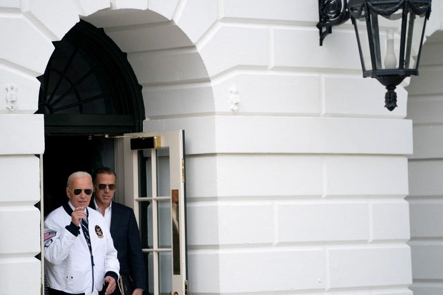 FILE PHOTO: U.S. President Joe Biden departs from the South Lawn of the White House alongside his son Hunter Biden en route to Camp David, Washington, U.S., July 26, 2024. REUTERS/Nathan Howard??/File Photo