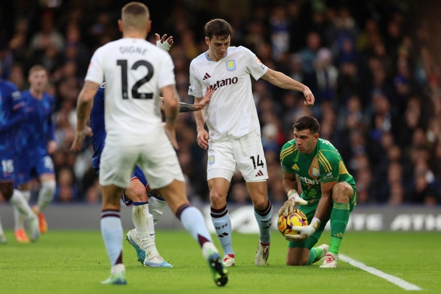 Soccer Football - Premier League - Chelsea v Aston Villa - Stamford Bridge, London, Britain - December 1, 2024 
Aston Villa's Emiliano Martinez picks the ball up leading to a Chelsea free kick REUTERS/Ian Walton EDITORIAL USE ONLY. NO USE WITH UNAUTHORIZED AUDIO, VIDEO, DATA, FIXTURE LISTS, CLUB/LEAGUE LOGOS OR 'LIVE' SERVICES. ONLINE IN-MATCH USE LIMITED TO 120 IMAGES, NO VIDEO EMULATION. NO USE IN BETTING, GAMES OR SINGLE CLUB/LEAGUE/PLAYER PUBLICATIONS. PLEASE CONTACT YOUR ACCOUNT REPRESENTATIVE FOR FURTHER DETAILS..