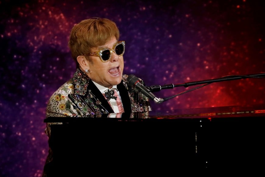 Singer Elton John performs before announcing his final "Farewell Yellow Brick Road" tour in Manhattan, New York, U.S., January 24, 2018. REUTERS/Shannon Stapleton


 eeuu nueva york Elton John cantante anuncia su retiro de los escenarios musica musicos