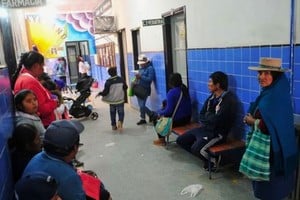 Pacientes esperan en la guardia del Hospital Pedro Uro de Jujuy. Previo a la reglamentación del cobro, según la cartera sanitaria jujeña, entre 2023 y el primer semestre del 2024 se registraron 77.310 atenciones ambulatorias a extranjeros.