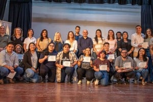 En la oportunidad, se entregaron 24 certificados del instructorado en danzas folklóricas argentinas; 19 de Buenas Prácticas en la elaboración de alimentos, 20 de apicultura, 30 de electricista domiciliario, 43 de colorimetría y 12 de reparación de calzado.